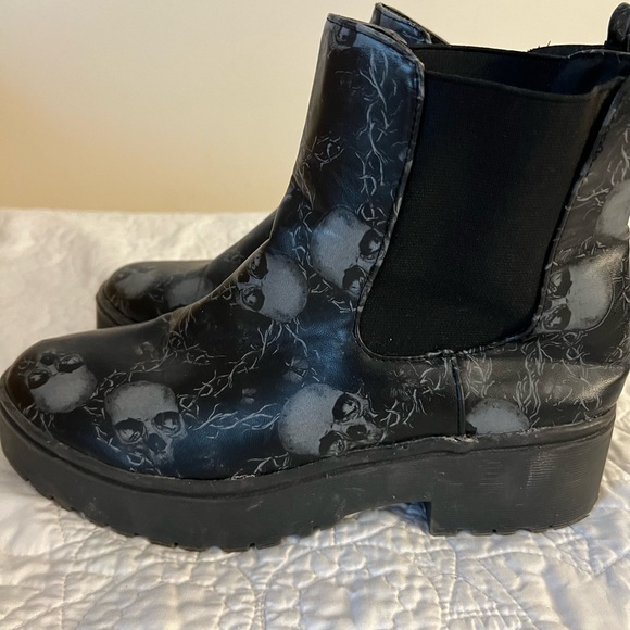 Black platform skull and chain boots. Size 10 - Picture 8 of 11
